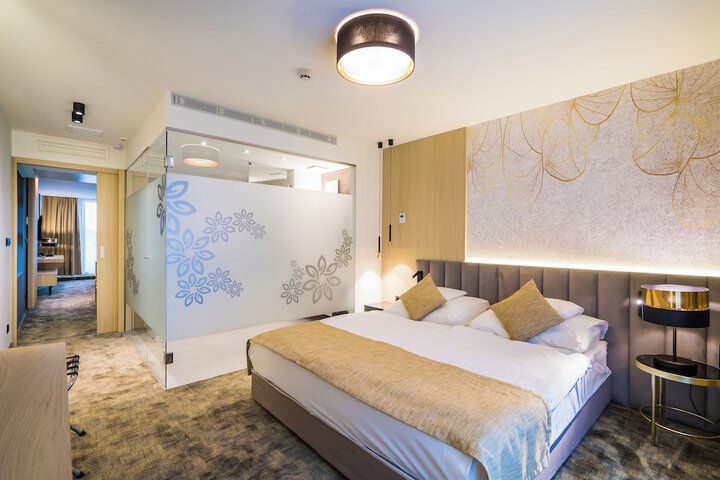 Room 6 of 62