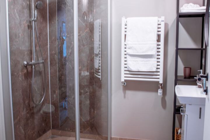 Room 8 of 9