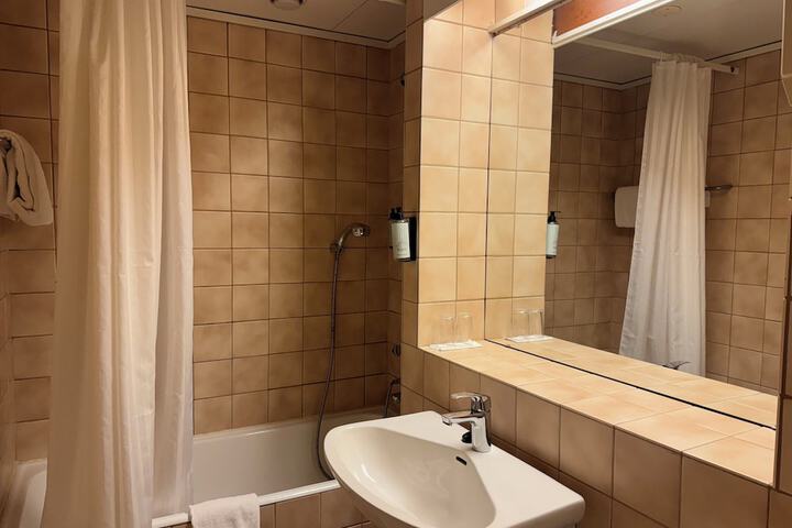 Room 172 of 209