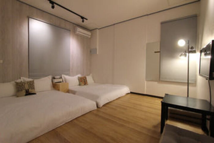 Room 6 of 12