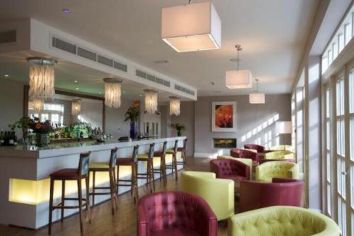 Lounge 5 of 38