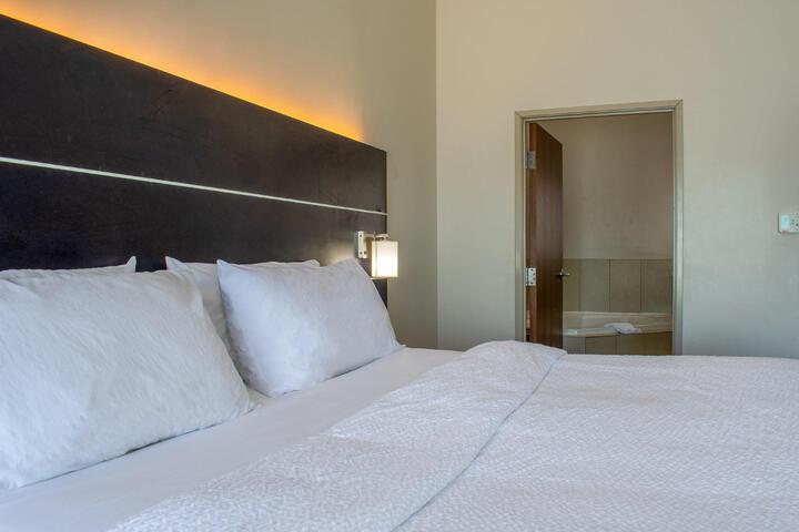 1 King Bed (2 of 11)