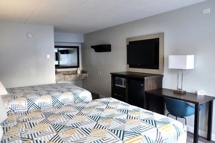 1 Queen Bed Micfridge (9 of 13)