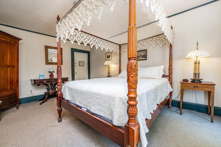 1 Queen Bed (8 of 35)