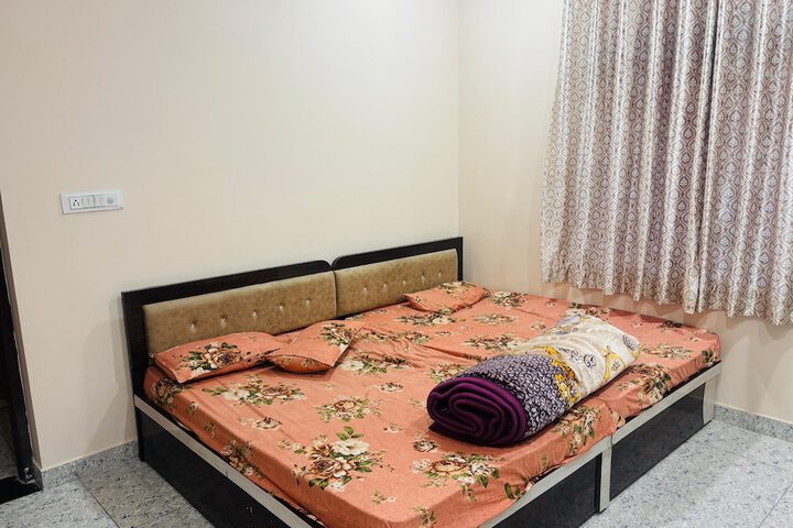 Room 4 of 12