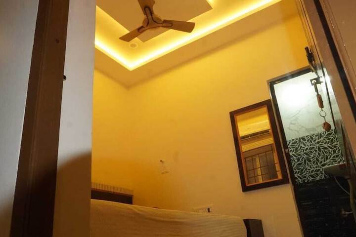 Room 6 of 10