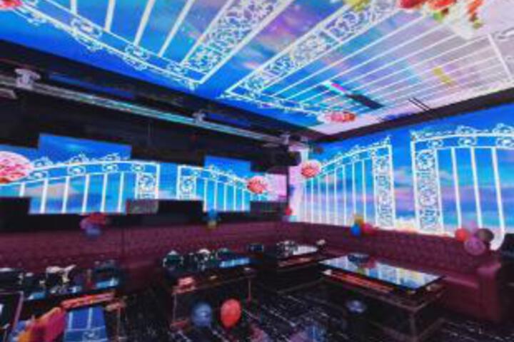 Lounge 15 of 23