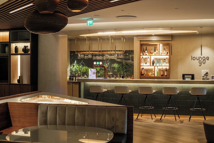 Lounge 74 of 142