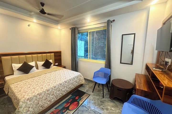 Room 8 of 11