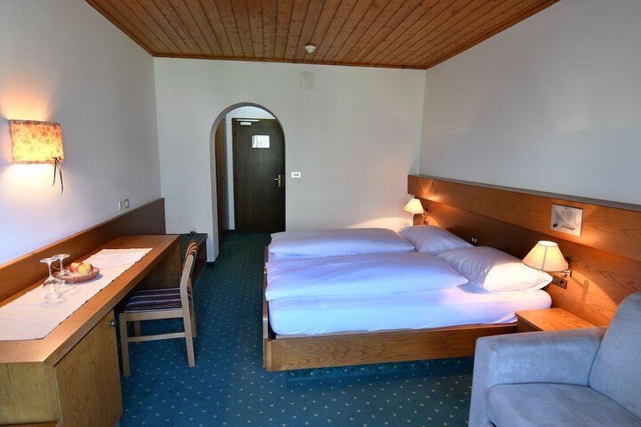 Room 4 of 18