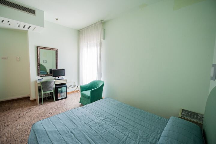 Room 4 of 38