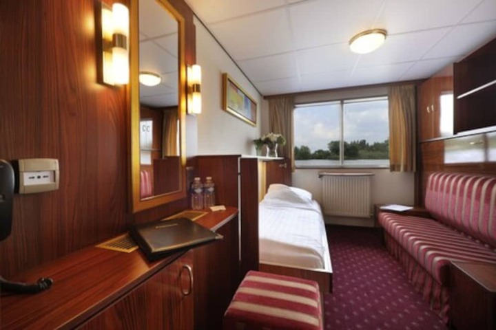 Room 6 of 13