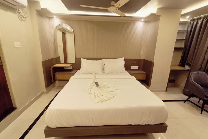 Room 8 of 12