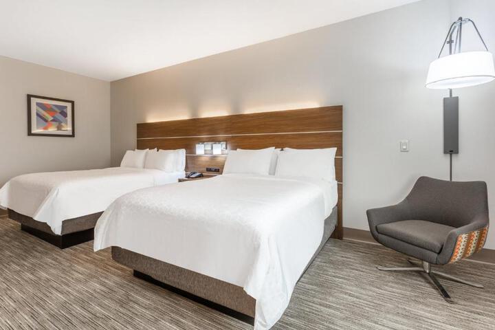 2 Queen Beds (10 of 15)
