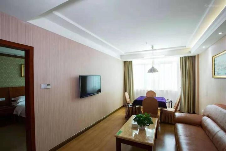 Lounge 38 of 45