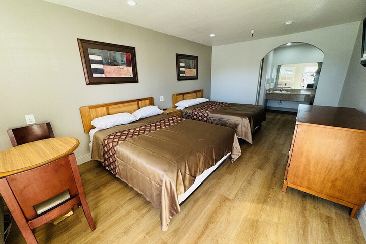 1 Queen Bed (2 of 8)