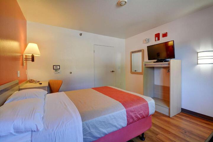 Deluxe Room 1 Queen Bed Accessible Refrigerator, Microwave (3 of 12)
