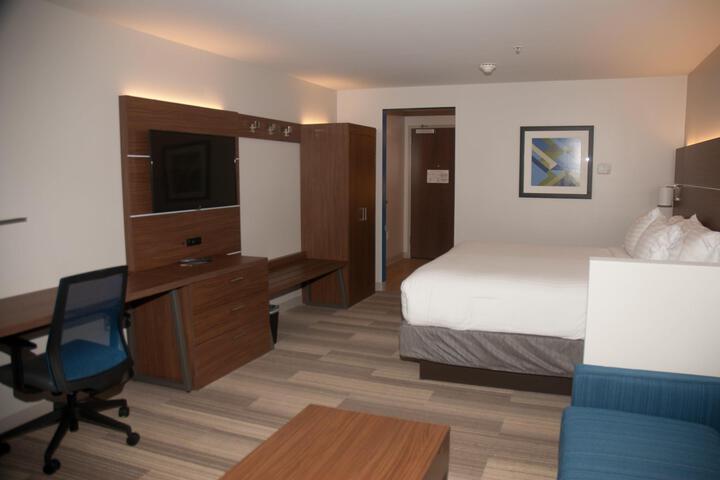 1 King Bed (6 of 9)
