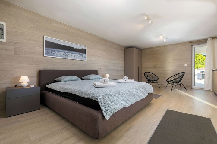 Room 15 of 194