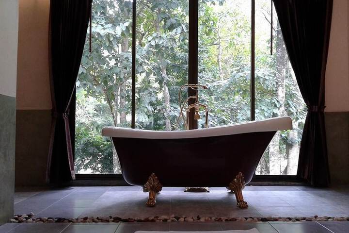 Deep soaking bathtub