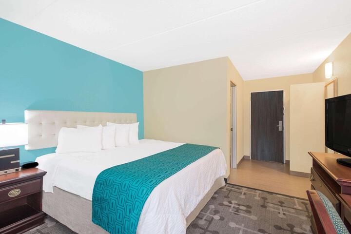 2 Queen Beds (7 of 9)