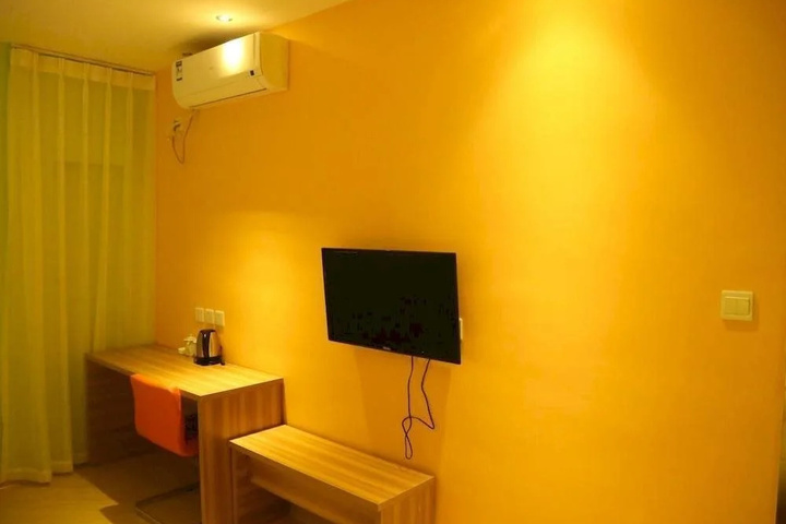 Room 9 of 11