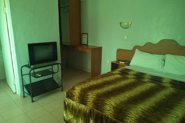 Room 11 of 34
