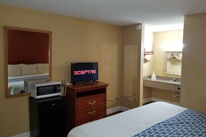 1 King Bed (1 of 5)