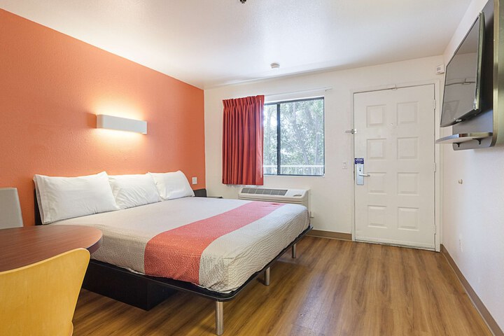 Room 8 of 38