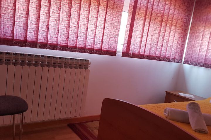 Room 6 of 8