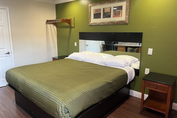 Deluxe King Bed (3 of 28)