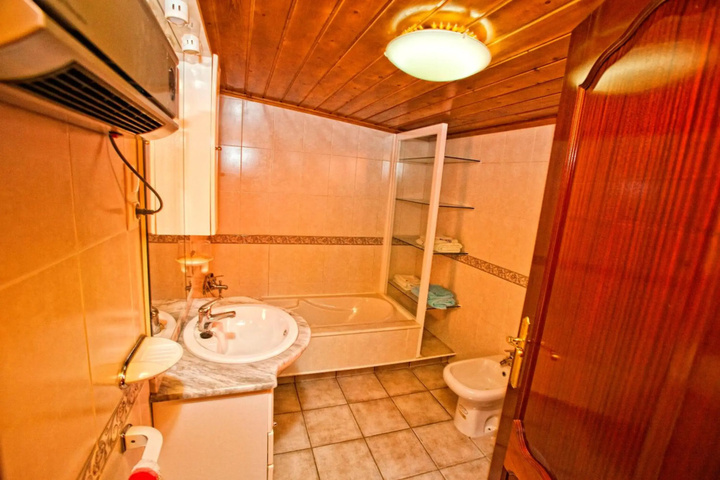 Room 8 of 19
