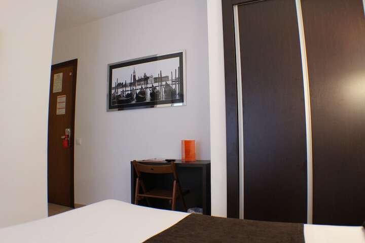 Room 9 of 35
