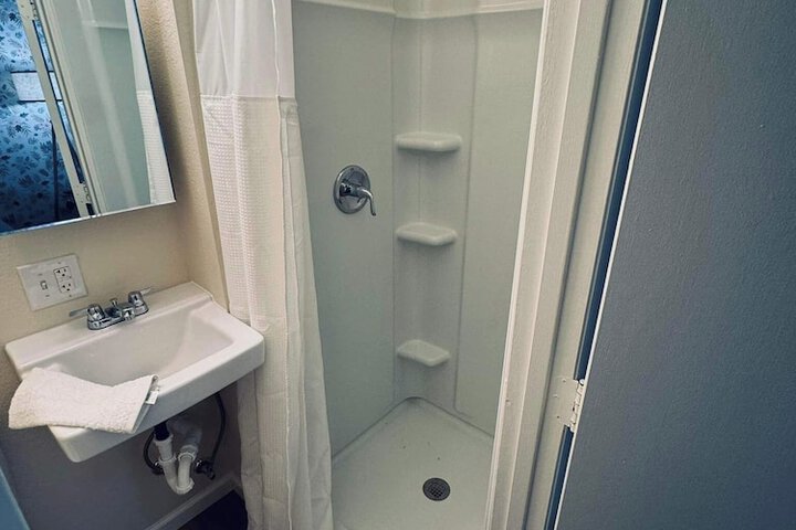 Room 5 of 6