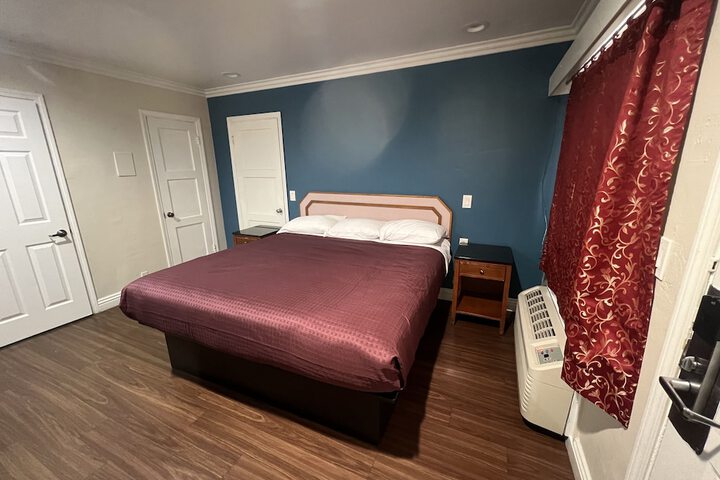 Deluxe King Bed (14 of 28)