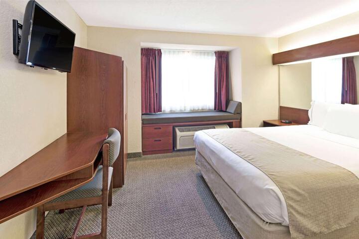 1 Queen Bed (1 of 19)
