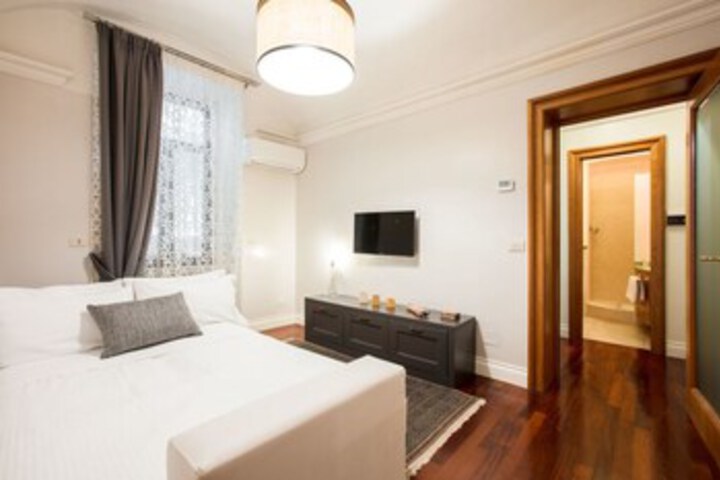 Room 5 of 20