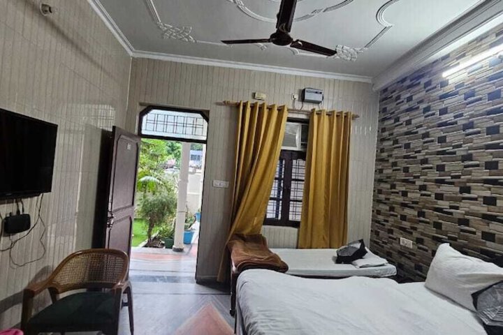 Room 10 of 29