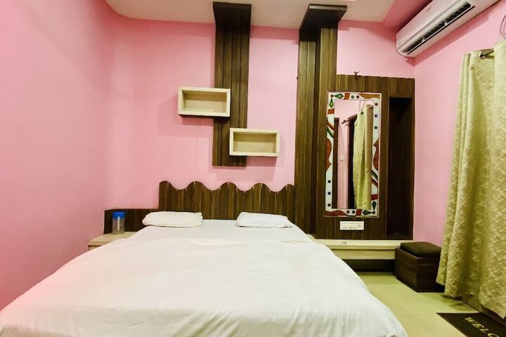 Room 9 of 32