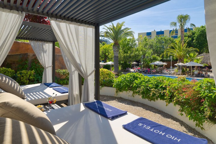 Hotel Pool
