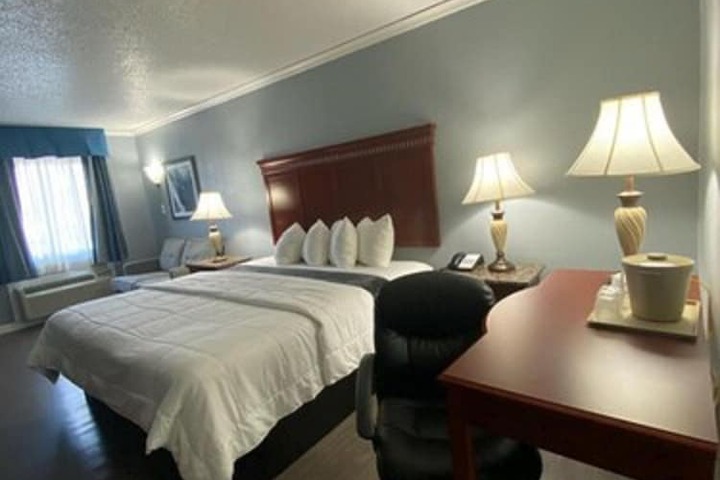 Comfort King Bed (5 of 8)