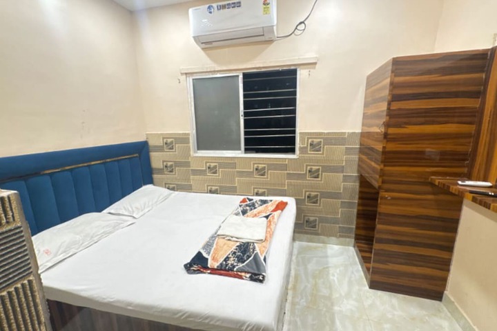 Room 5 of 12