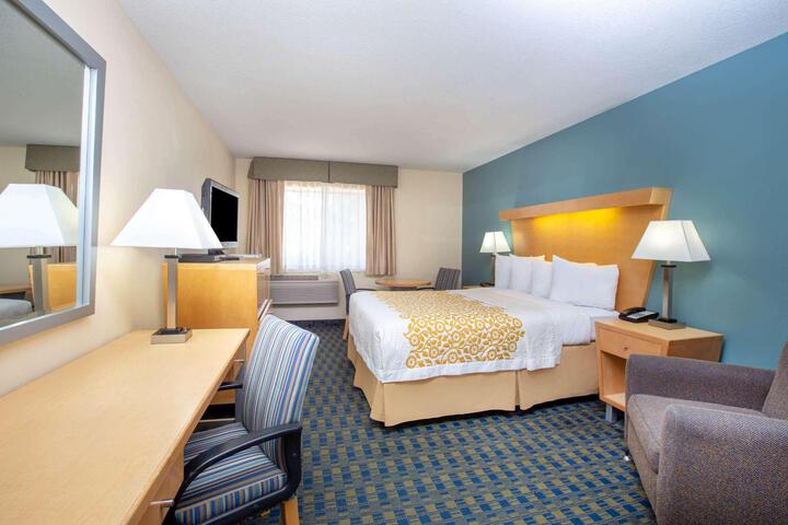 1 Queen Bed (13 of 19)