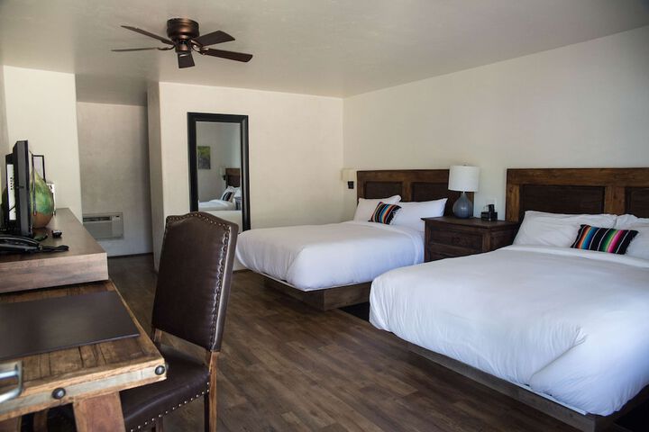 2 Queen Beds Deluxe Work Desk Work Space Refrigerator, Coffee and Tea Maker Full Breakfast (4 of 5)