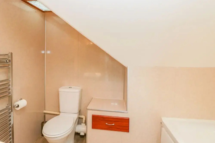 Room 10 of 16
