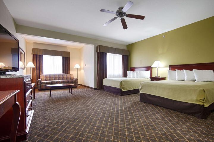 2 Queen Beds Microwave and Refrigerator WiFi Full Breakfast (7 of 7)