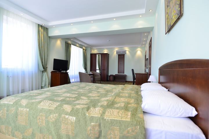 Room 3 of 28