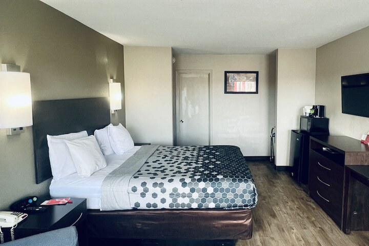 1 Queen Bed (9 of 11)