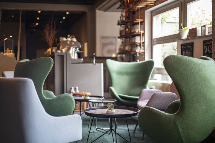 Lounge 107 of 133