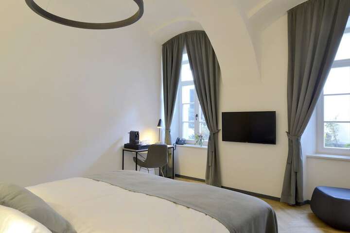 Room 13 of 36